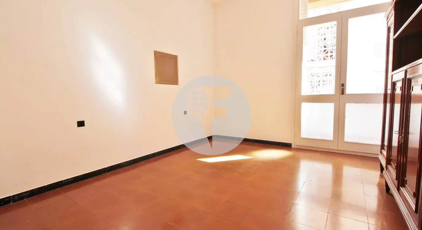 Gran piso en alquiler de 170 m², 5 habitaciones, 2 baños y 2 plazas de parking. En Rambla de Gavá 19