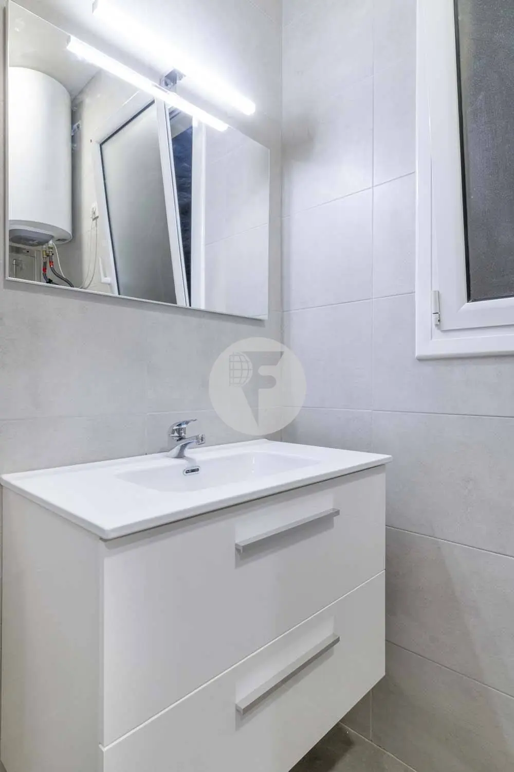Renovated to brand new apartment in Rocafort street 8