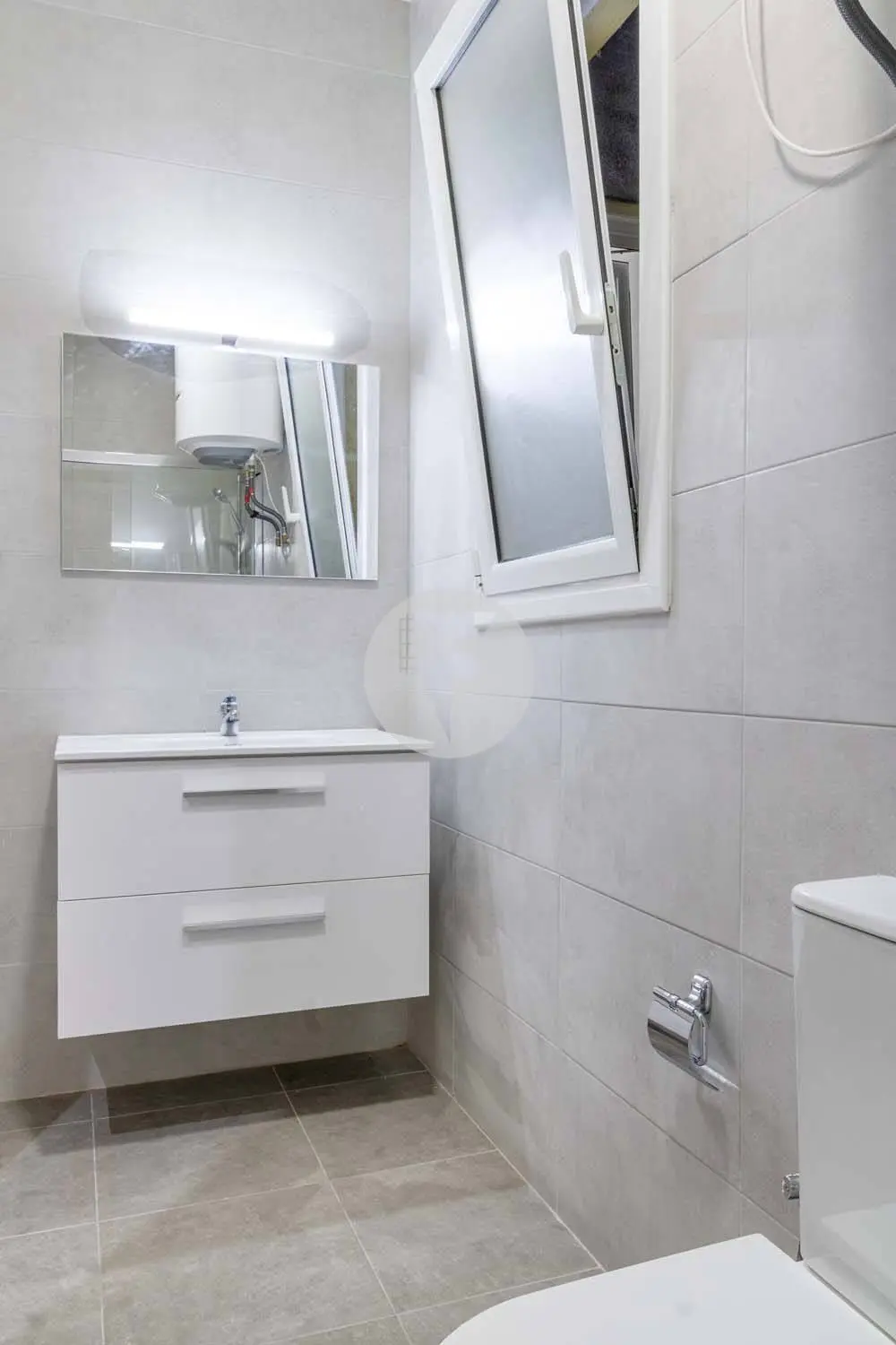 Renovated to brand new apartment in Rocafort street 10