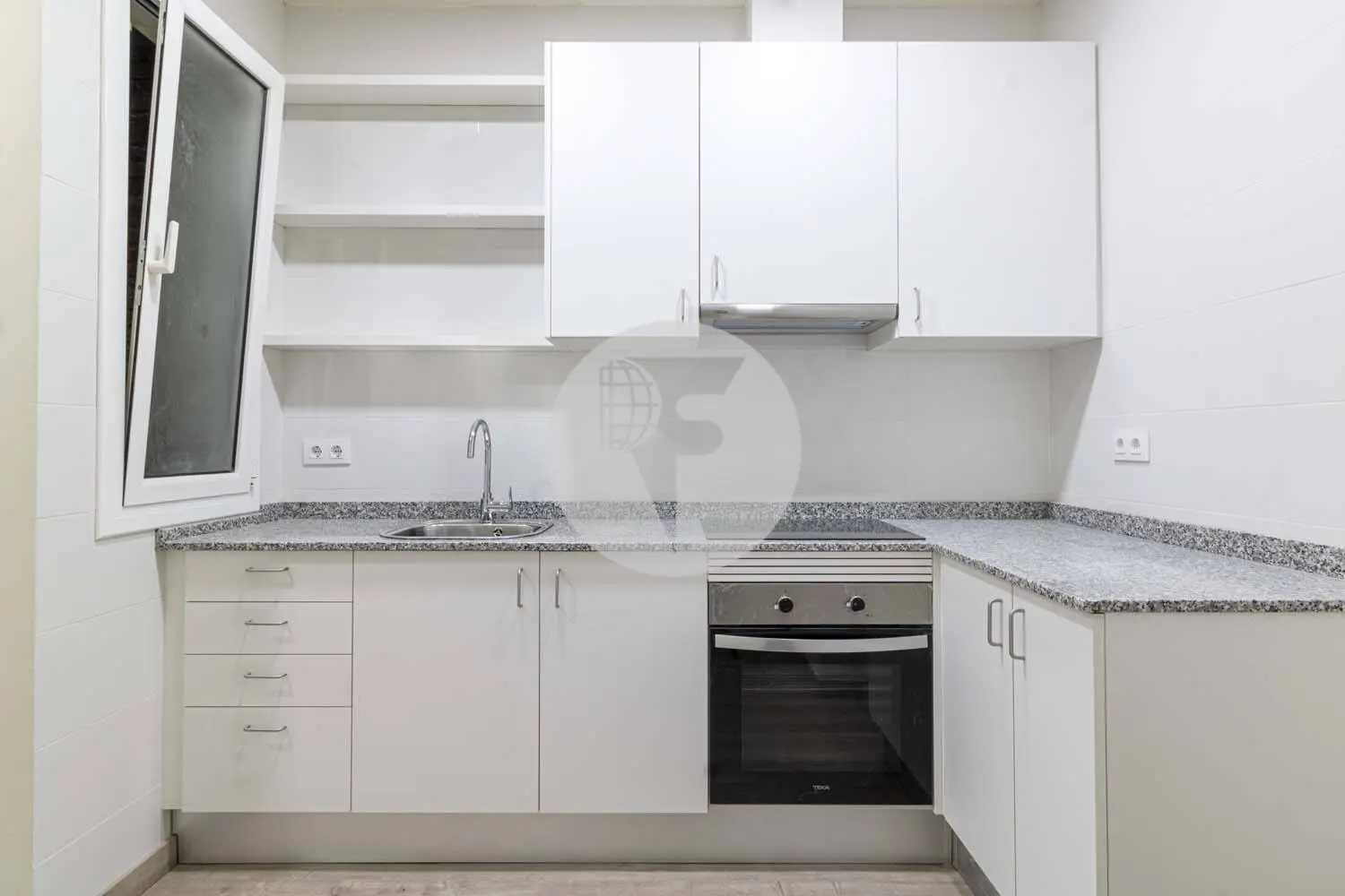 Renovated to brand new apartment in Rocafort street 5