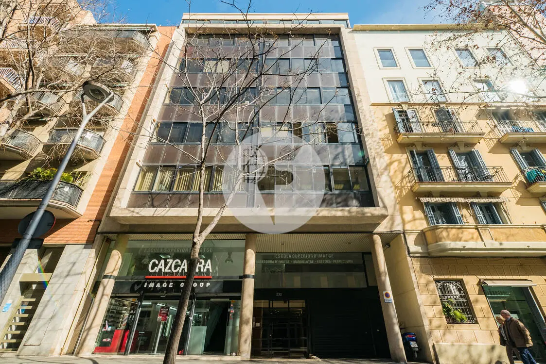 Oficina exterior en alquiler en la C. Comte Borrell. Barcelona 20
