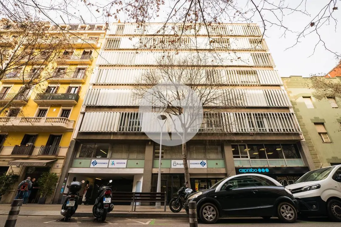 Oficina en venta en planta ático en el centro de Barcelona. 8