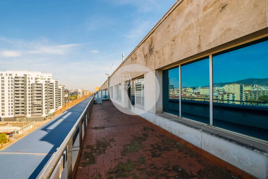 Oficina en planta àtic amb terrassa a l'edifici La Campana. Barcelona 18