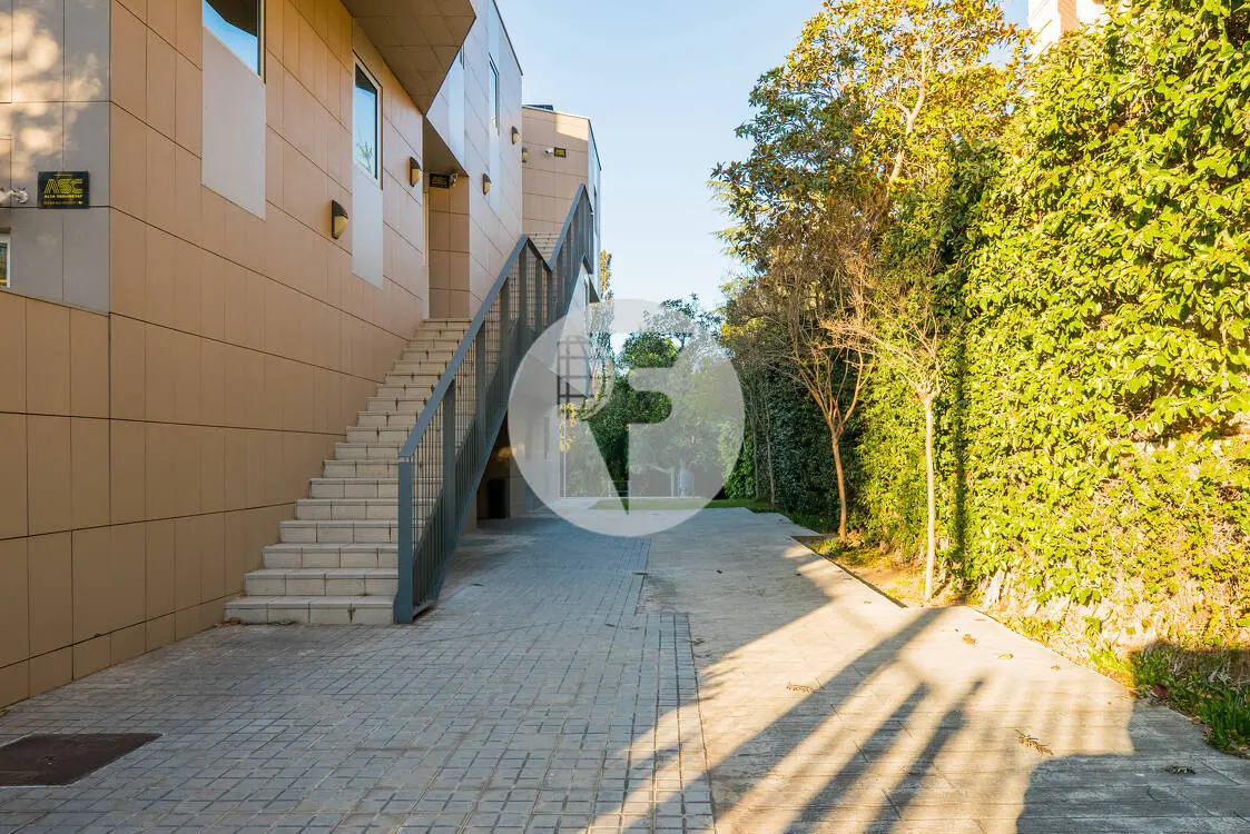 Edifici amb gran imatge corporativa i terrassa privativa a l'exclusiva Av Tibidabo. Barcelona 3