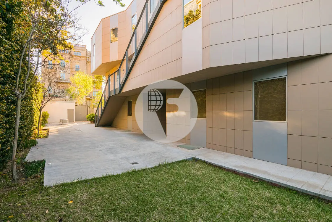 Edifici amb gran imatge corporativa i terrassa privativa a l'exclusiva Av Tibidabo. Barcelona 28