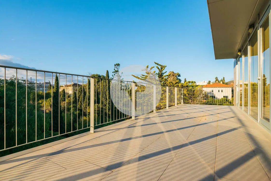 Edifici amb gran imatge corporativa i terrassa privativa a l'exclusiva Av Tibidabo. Barcelona 23