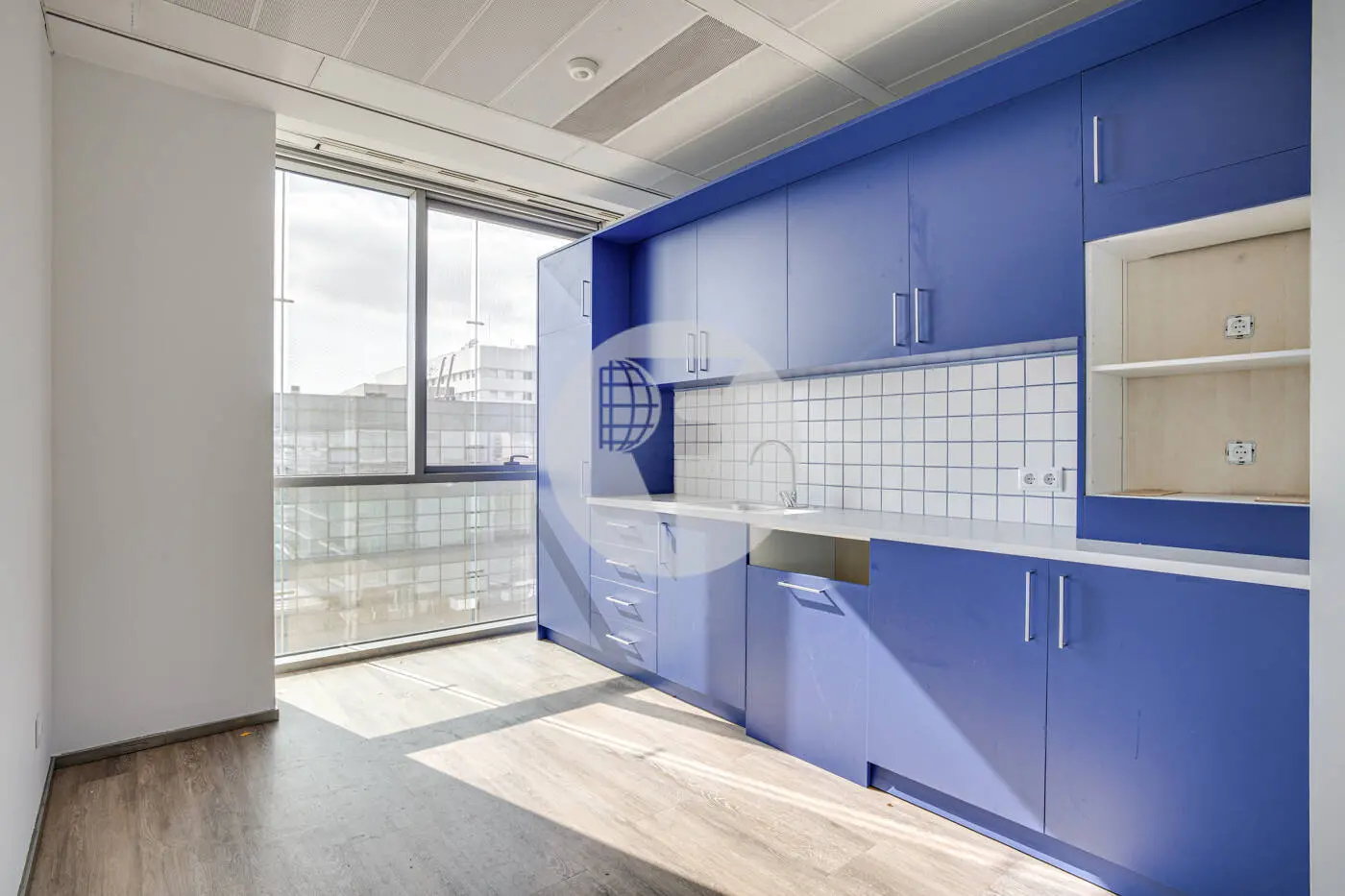 ON BUILDING - imagen 4