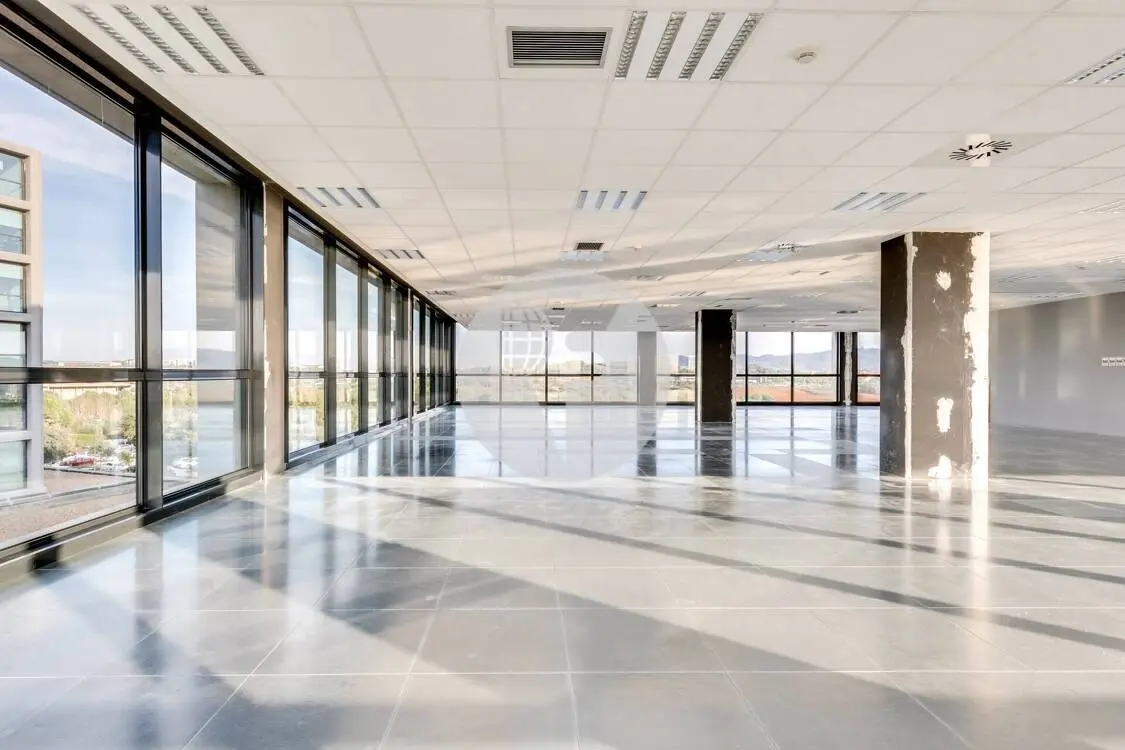 ¡Oficina Premium Espectacular! Diáfana, a 4 vientos y con servicios TOP en Sant Cugat - imagen 2
