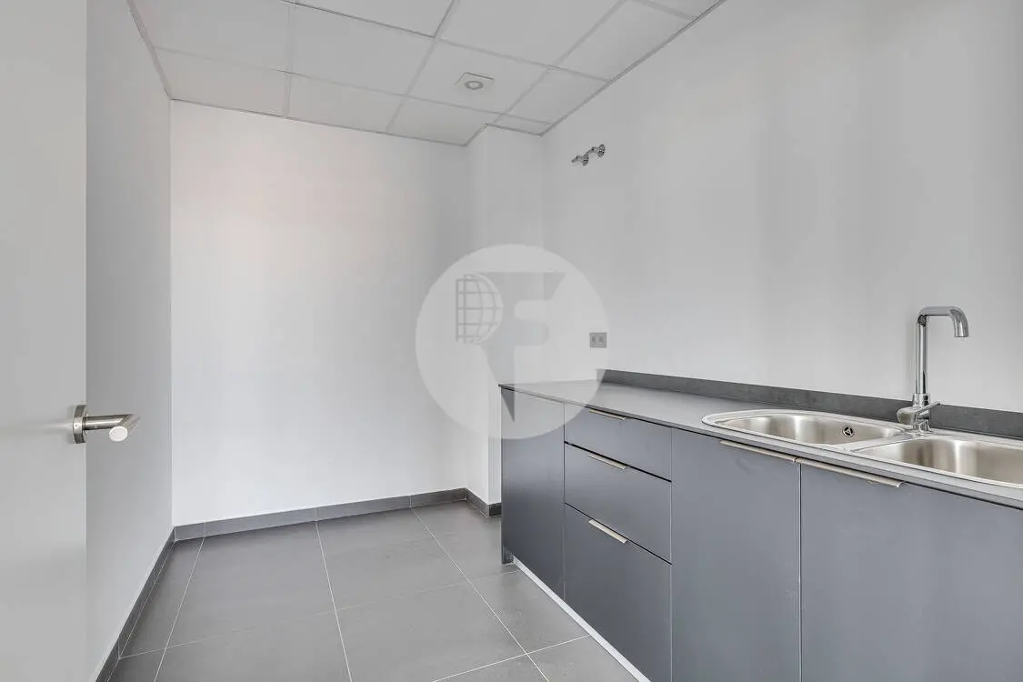 Oficina en alquiler próximo a Fira de Barcelona y Plaza Europa. - imagen 17