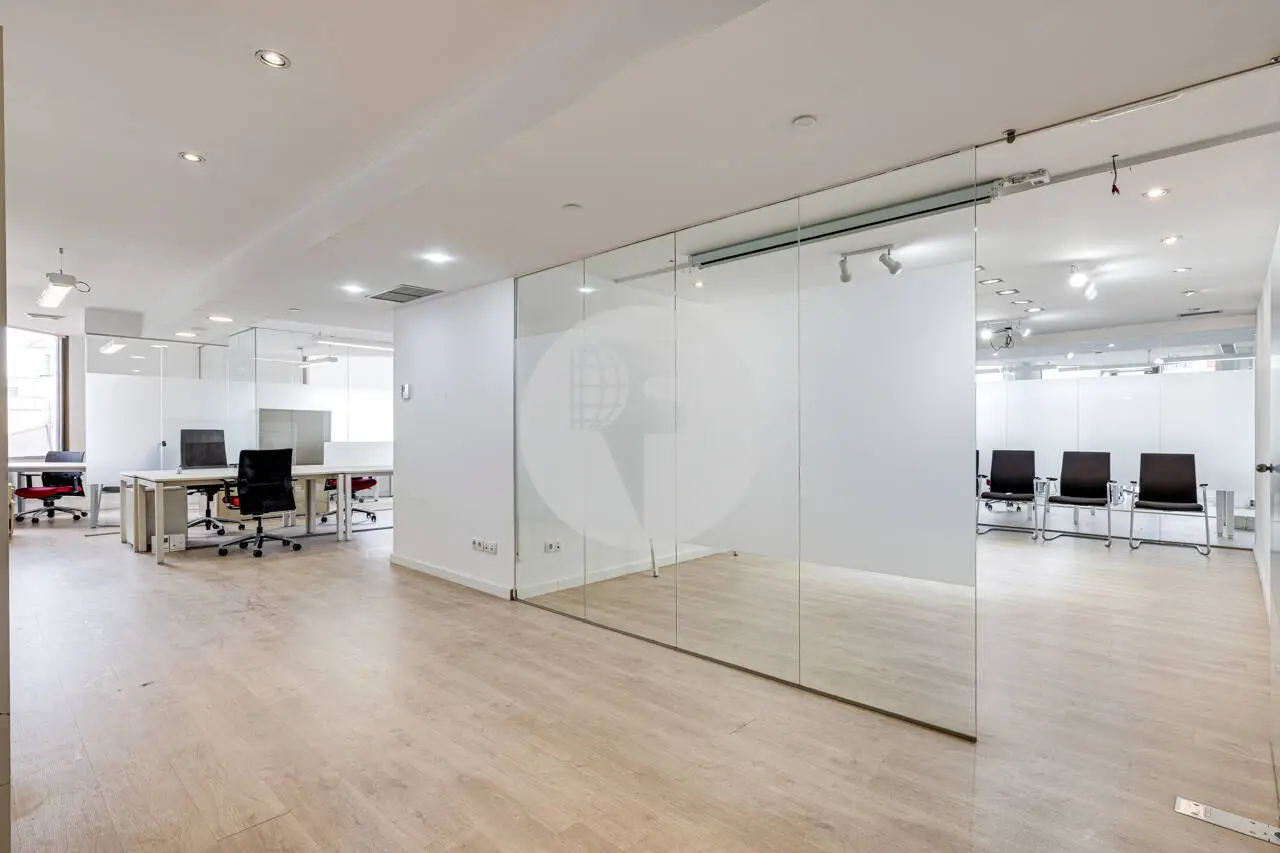 Exclusiva Oficina en Alquiler en Barcelona | Torre Urquinaona | Planta 10 con Vistas Panorámicas - imagen 6
