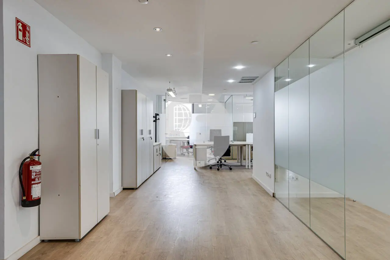 Exclusiva Oficina en Alquiler en Barcelona | Torre Urquinaona | Planta 10 con Vistas Panorámicas - imagen 9