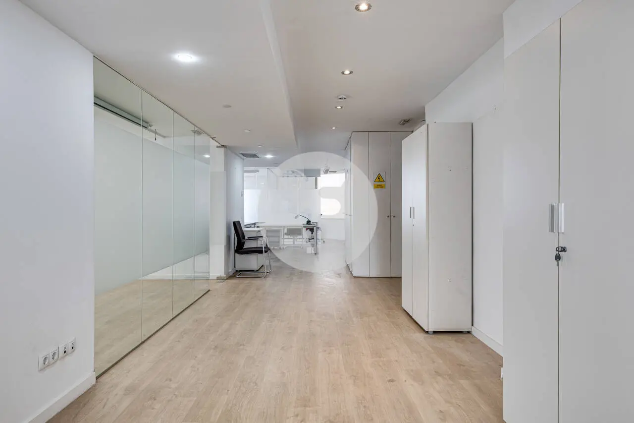 Exclusiva Oficina en Alquiler en Barcelona | Torre Urquinaona | Planta 10 con Vistas Panorámicas - imagen 10