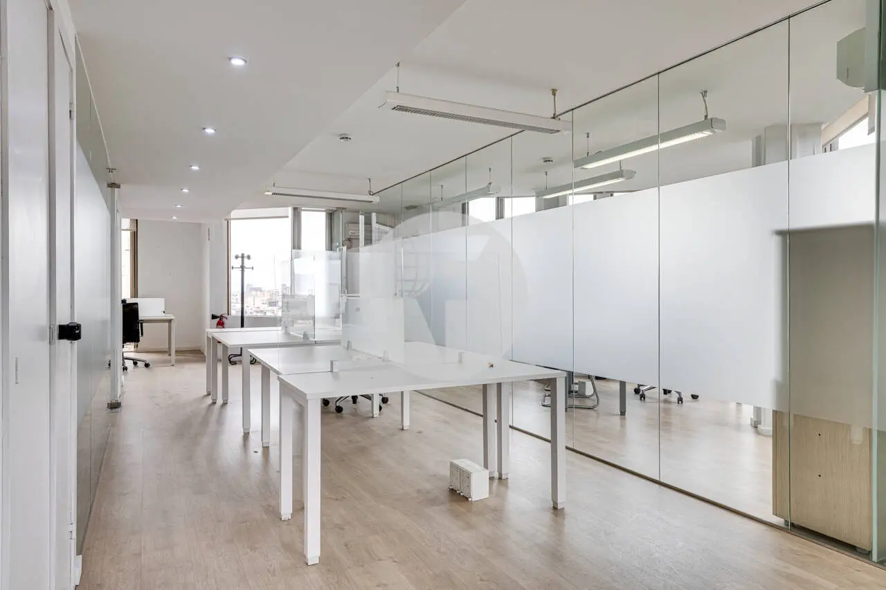 Exclusiva Oficina en Alquiler en Barcelona | Torre Urquinaona | Planta 10 con Vistas Panorámicas - imagen 16
