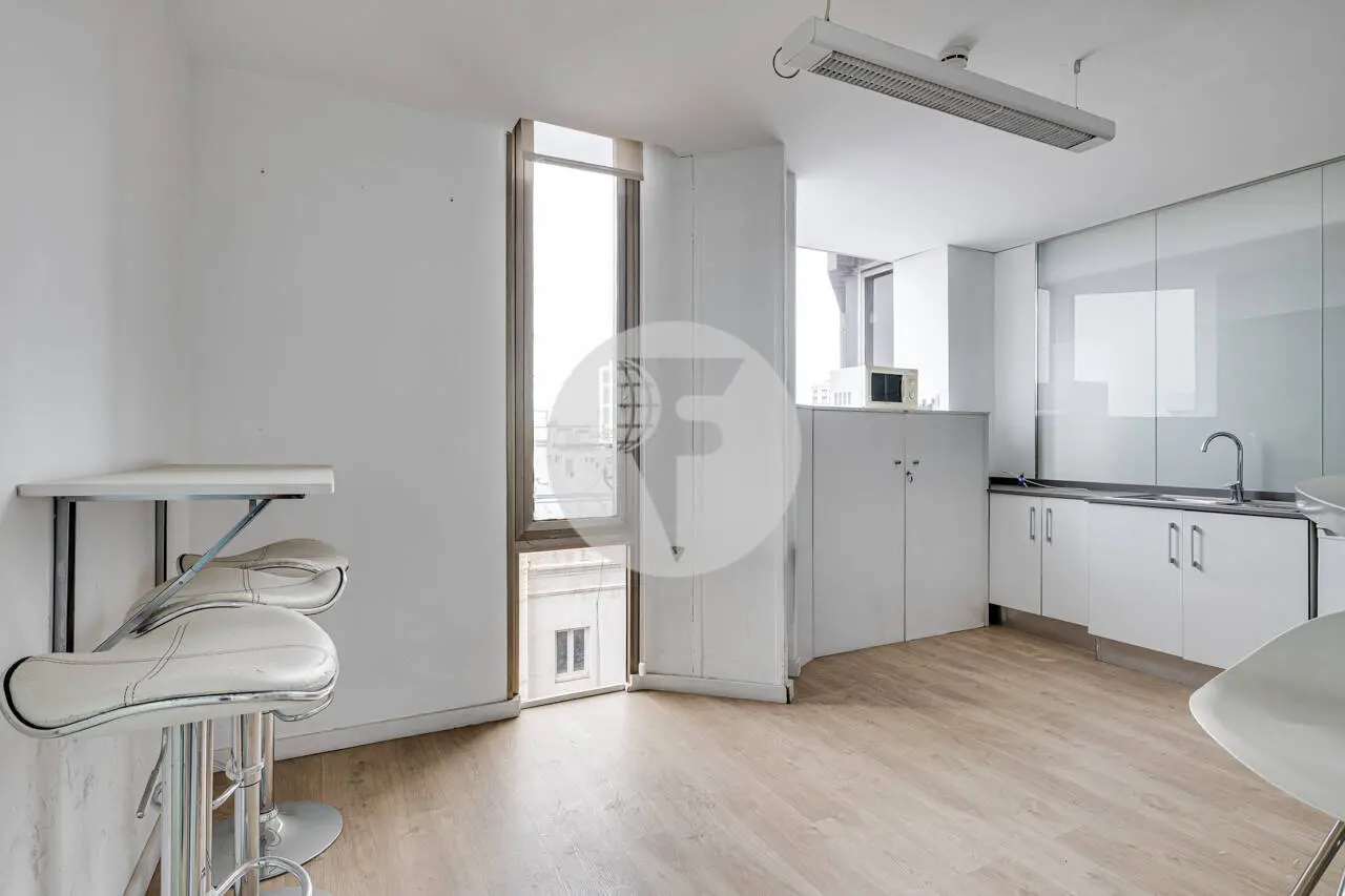 Exclusiva Oficina en Alquiler en Barcelona | Torre Urquinaona | Planta 10 con Vistas Panorámicas - imagen 17