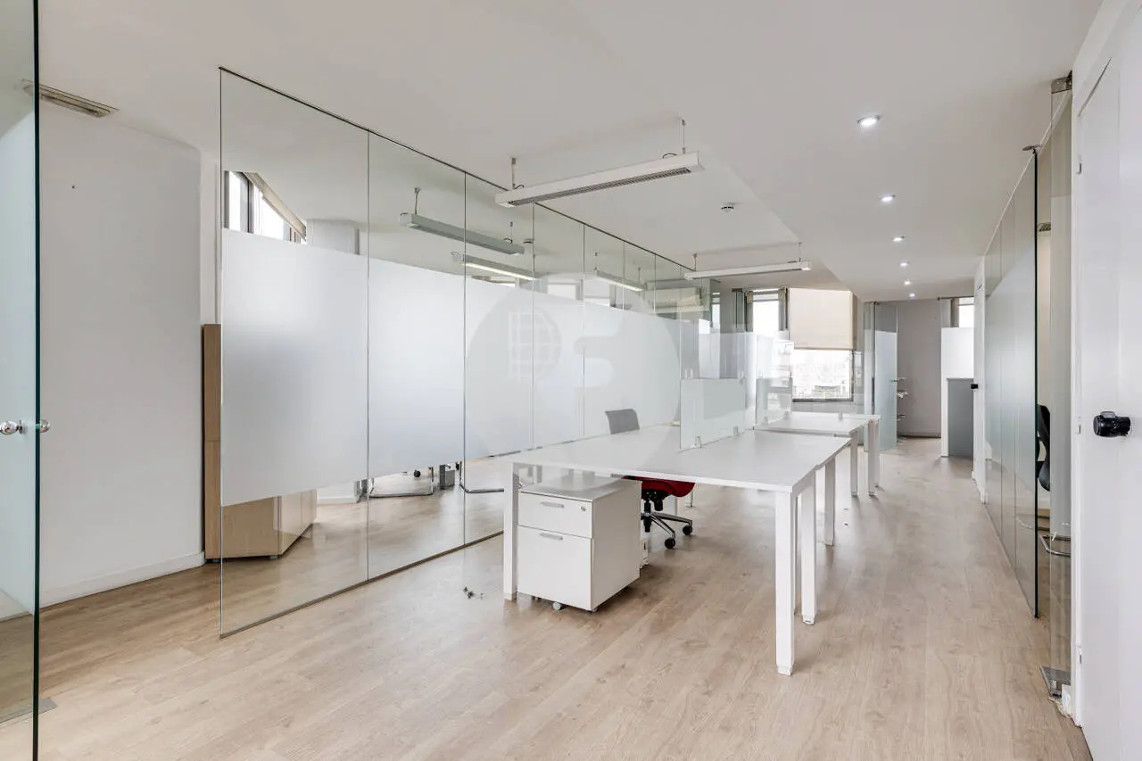 Exclusiva Oficina en Alquiler en Barcelona | Torre Urquinaona | Planta 10 con Vistas Panorámicas - imagen 13