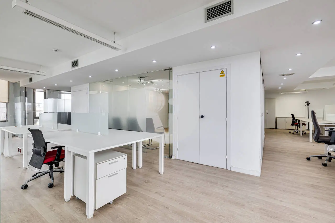 Exclusiva Oficina en Alquiler en Barcelona | Torre Urquinaona | Planta 10 con Vistas Panorámicas - imagen 15