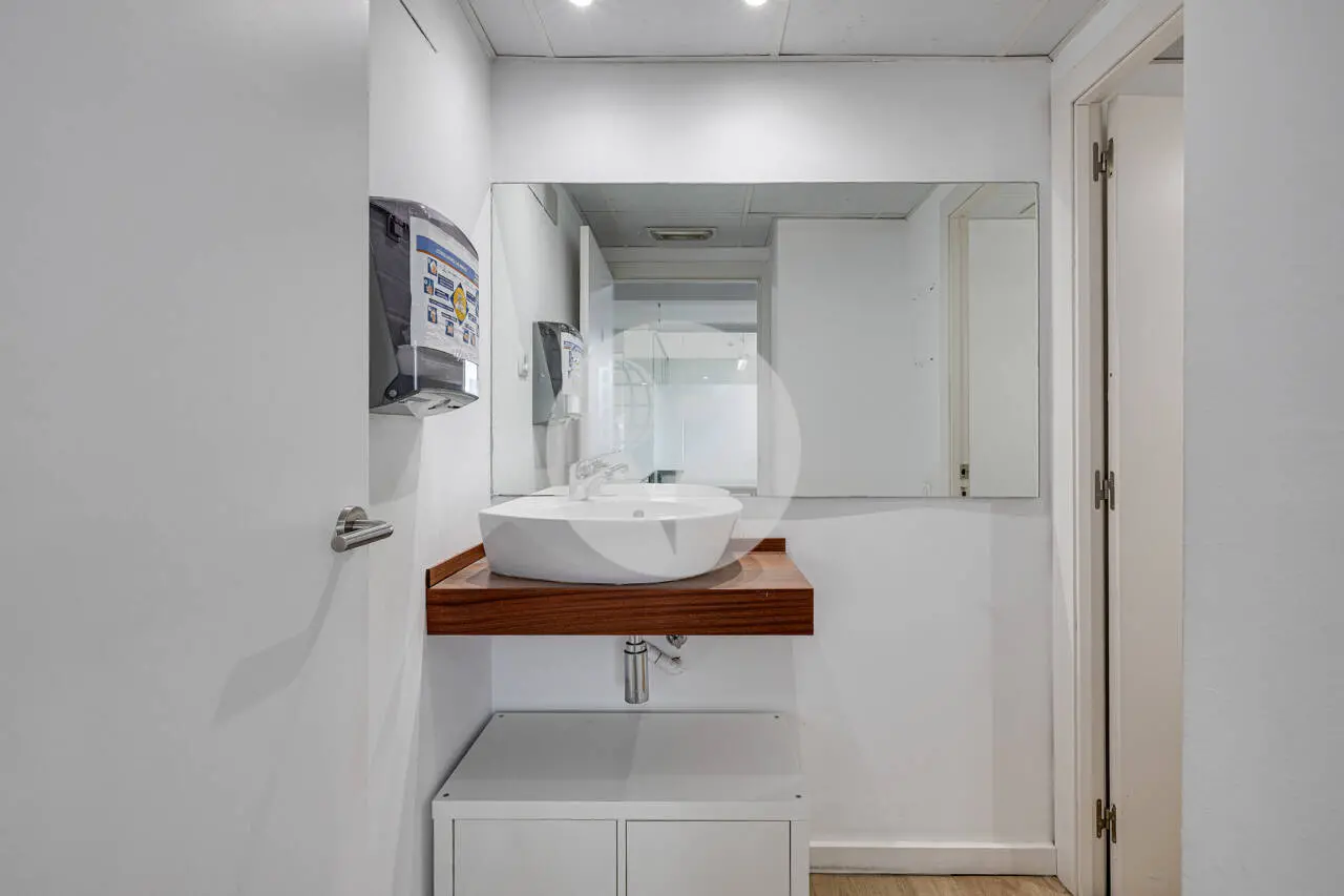 Exclusiva Oficina en Alquiler en Barcelona | Torre Urquinaona | Planta 10 con Vistas Panorámicas - imagen 22