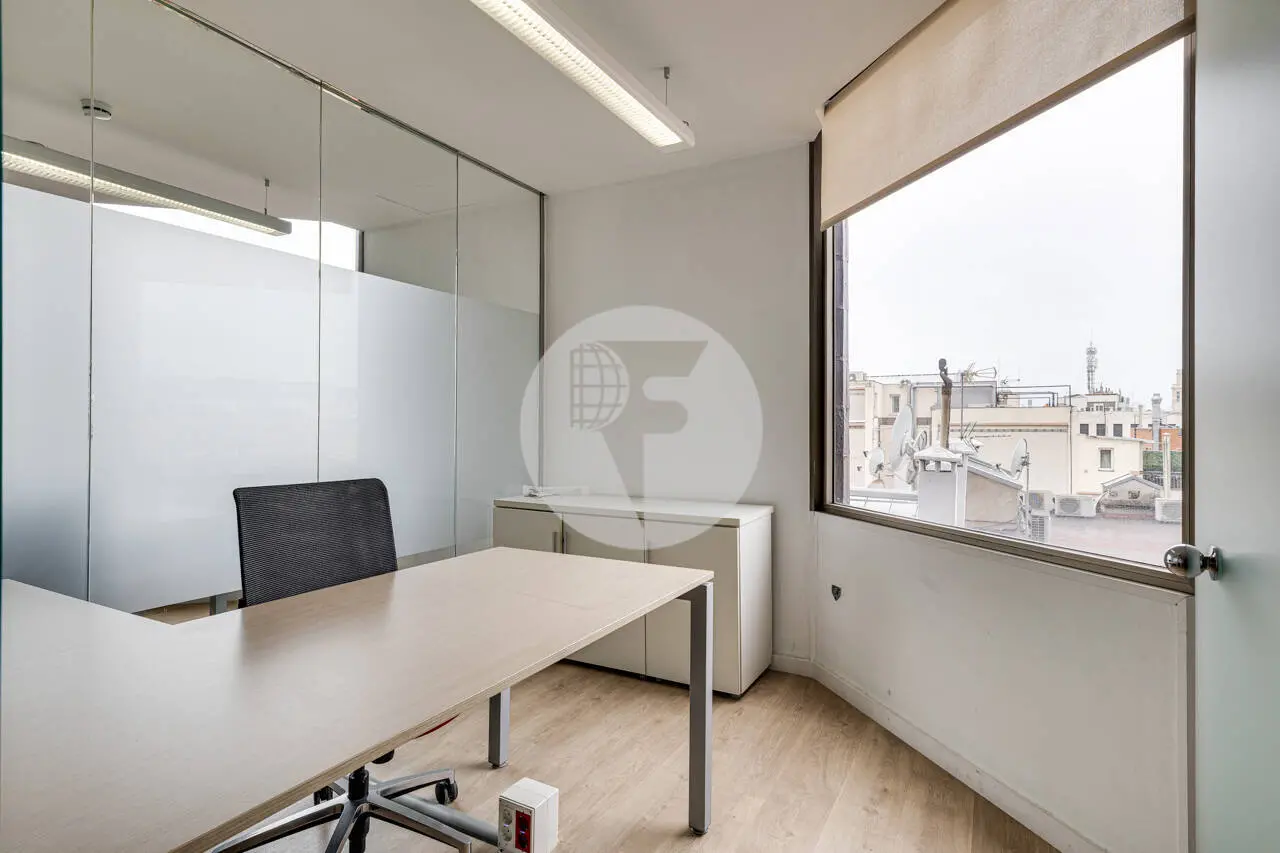 Exclusiva Oficina en Alquiler en Barcelona | Torre Urquinaona | Planta 10 con Vistas Panorámicas - imagen 4