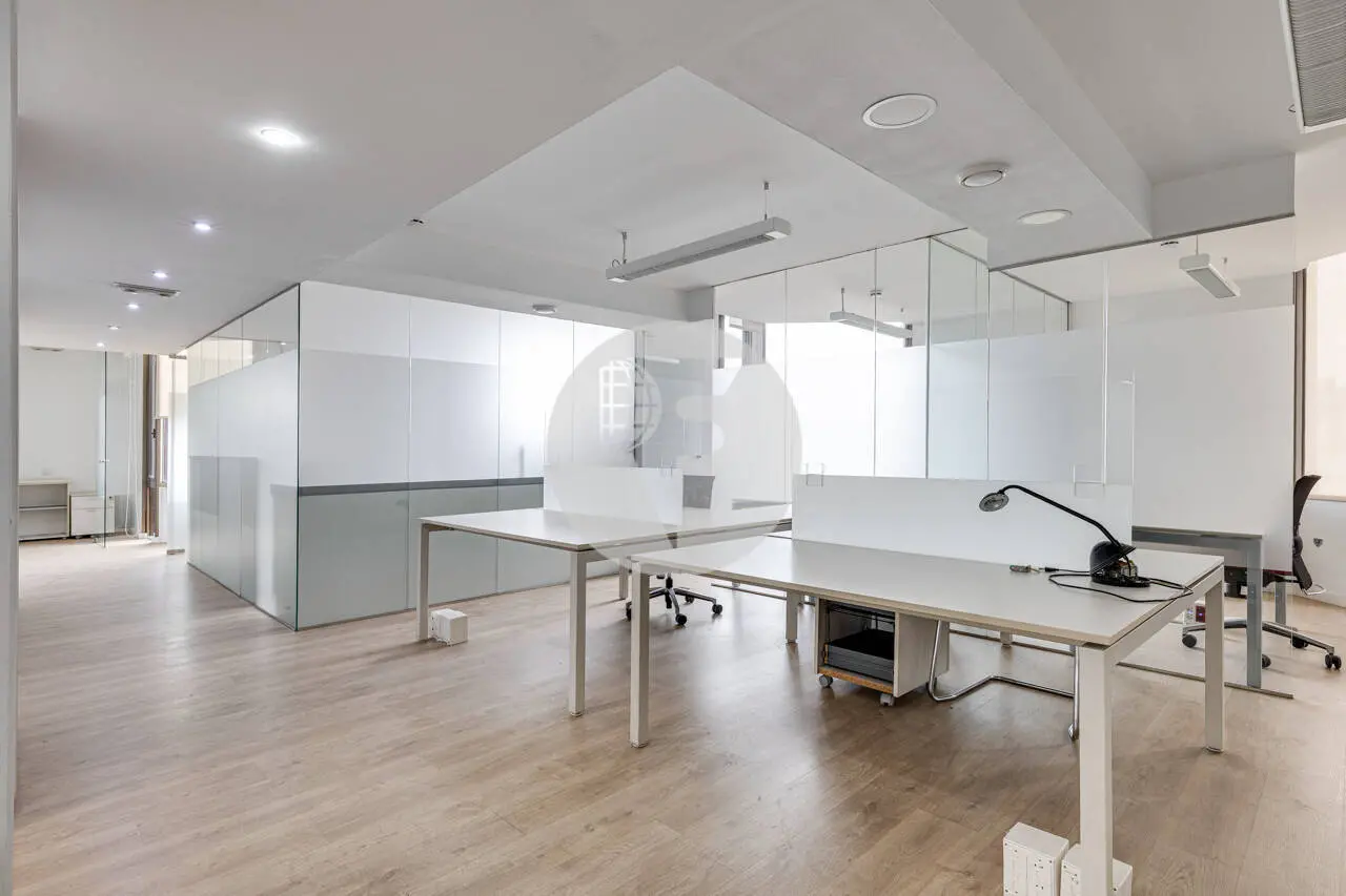Exclusiva Oficina en Alquiler en Barcelona | Torre Urquinaona | Planta 10 con Vistas Panorámicas - imagen 20