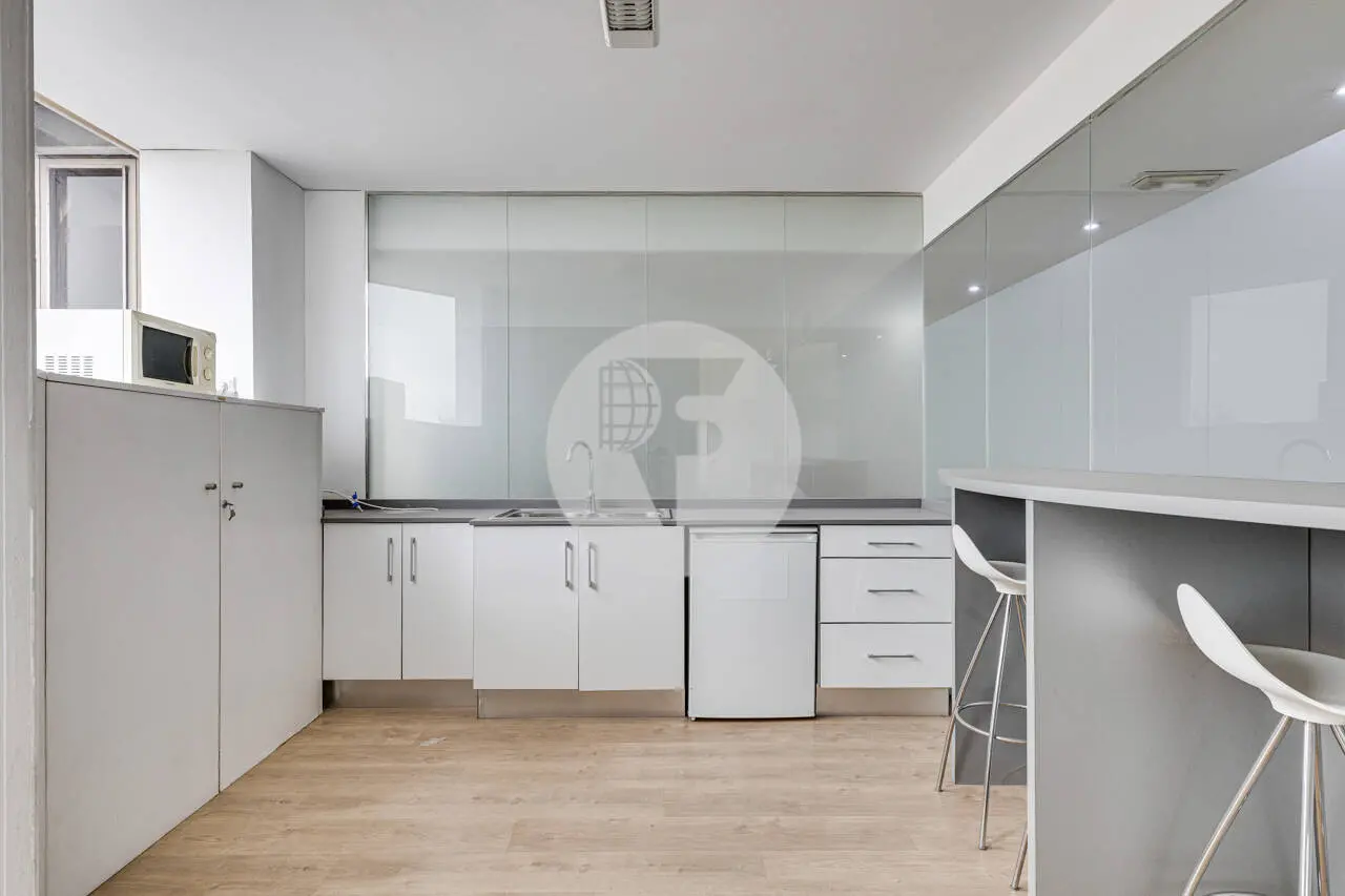 Exclusiva Oficina en Alquiler en Barcelona | Torre Urquinaona | Planta 10 con Vistas Panorámicas - imagen 18
