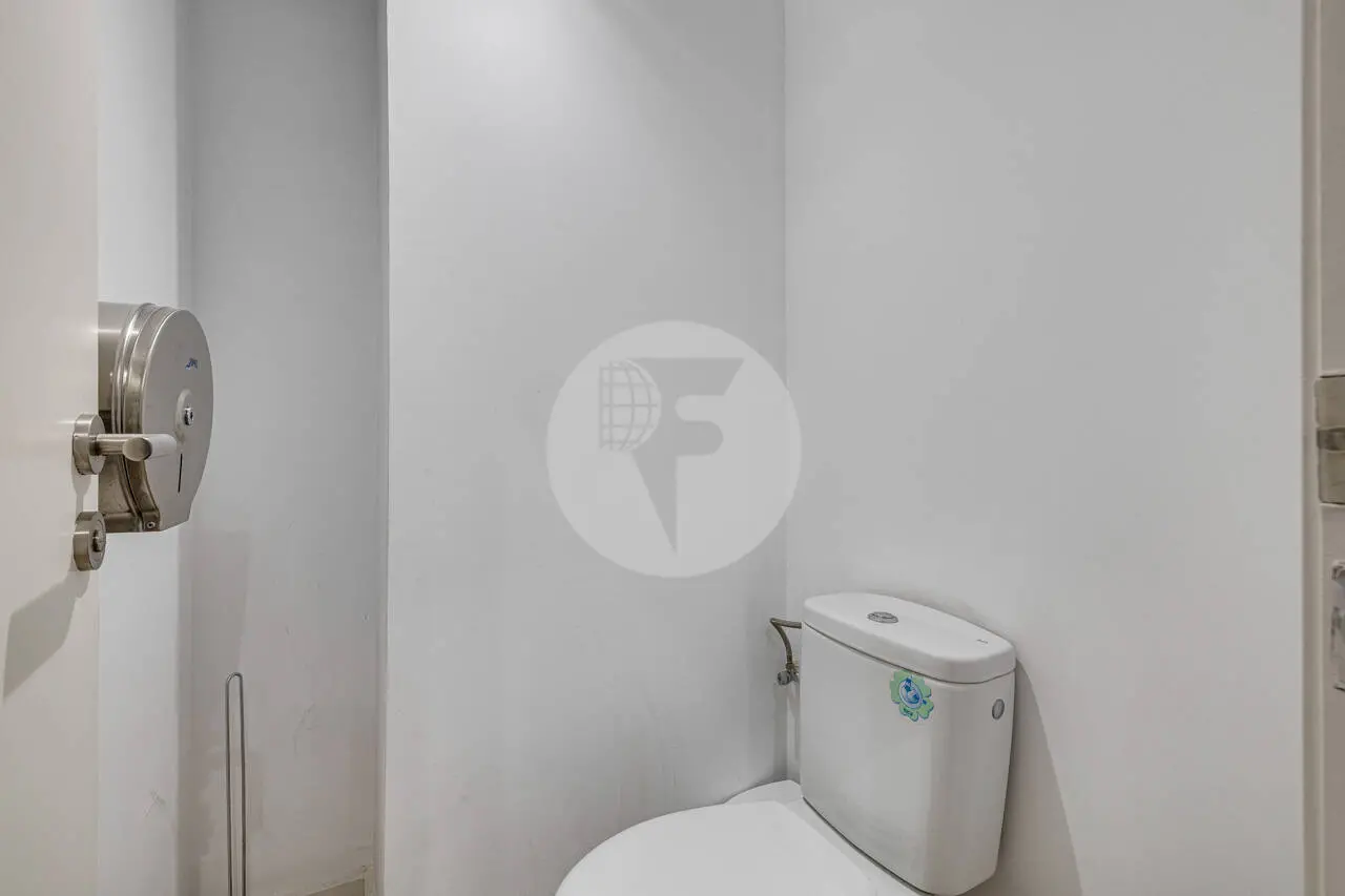 Exclusiva Oficina en Alquiler en Barcelona | Torre Urquinaona | Planta 10 con Vistas Panorámicas - imagen 23