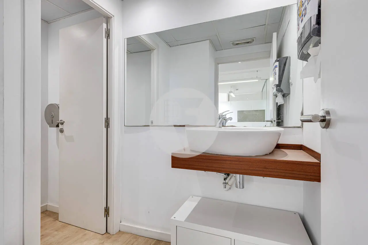Exclusiva Oficina en Alquiler en Barcelona | Torre Urquinaona | Planta 10 con Vistas Panorámicas - imagen 24