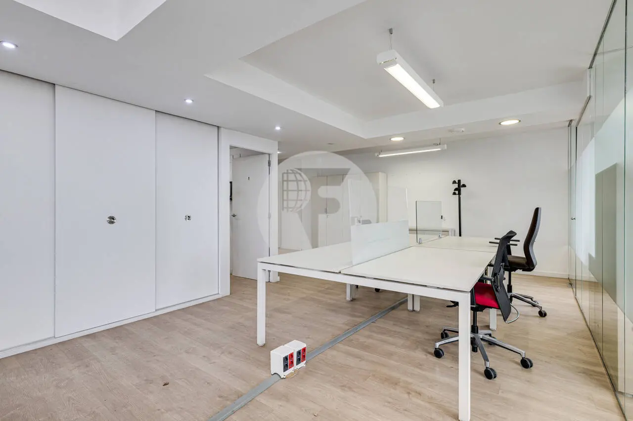 Exclusiva Oficina en Alquiler en Barcelona | Torre Urquinaona | Planta 10 con Vistas Panorámicas - imagen 12
