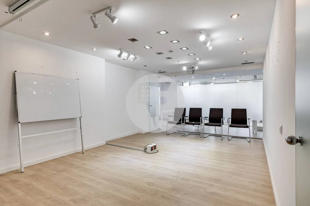 Exclusiva Oficina en Alquiler en Barcelona | Torre Urquinaona | Planta 10 con Vistas Panorámicas - imagen 7