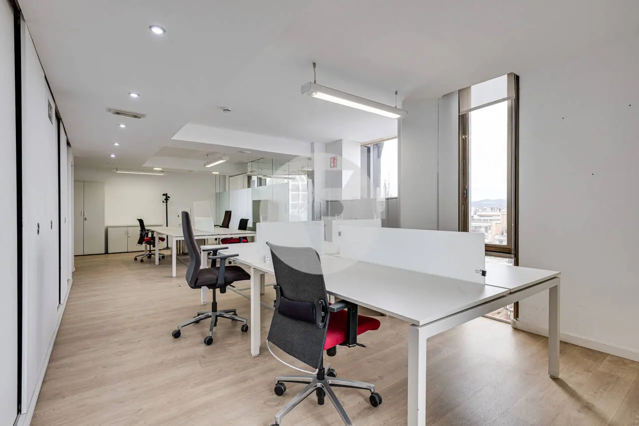 Exclusiva Oficina en Alquiler en Barcelona | Torre Urquinaona | Planta 10 con Vistas Panorámicas - imagen 2