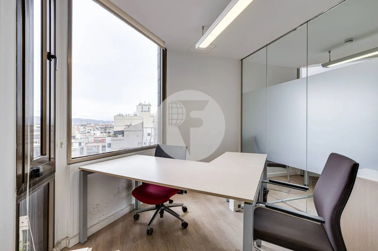 Exclusiva Oficina en Alquiler en Barcelona | Torre Urquinaona | Planta 10 con Vistas Panorámicas - imagen 11