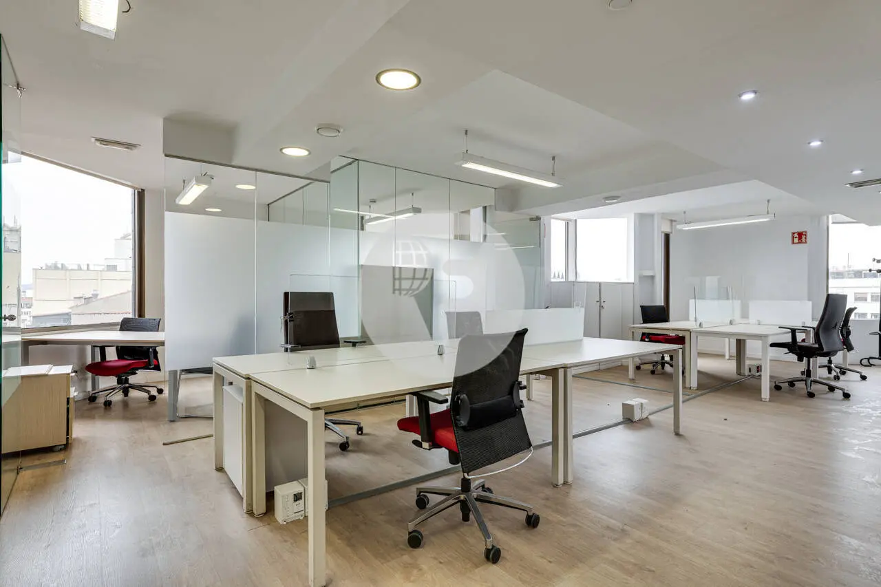 Exclusiva Oficina en Alquiler en Barcelona | Torre Urquinaona | Planta 10 con Vistas Panorámicas - imagen 5