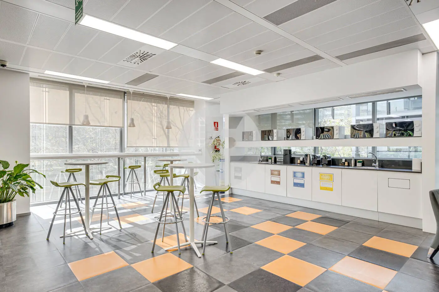 ON BUILDING - imagen 30