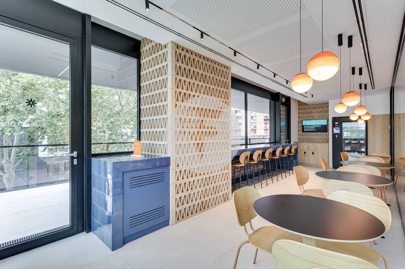 OFICINA PLUG & PLAY EN TORRE LLACUNA – TERRAZA PRIVADA Y VISTAS EN EL 22@ - imagen 28