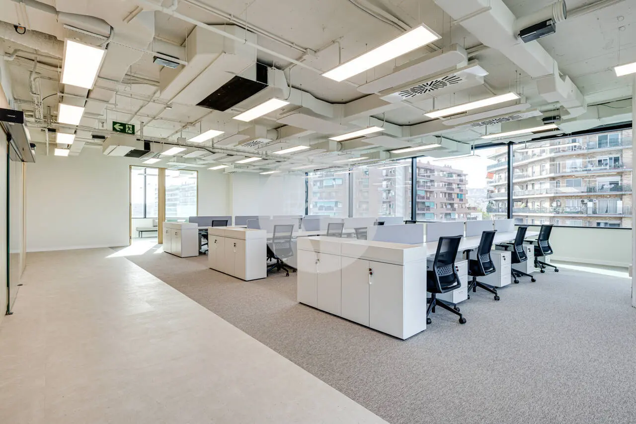 OFICINA PLUG & PLAY EN TORRE LLACUNA – TERRAZA PRIVADA Y VISTAS EN EL 22@ - imagen 3
