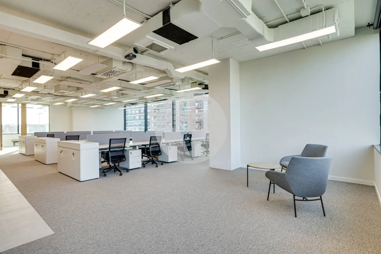 OFICINA PLUG & PLAY EN TORRE LLACUNA – TERRAZA PRIVADA Y VISTAS EN EL 22@ - imagen 19
