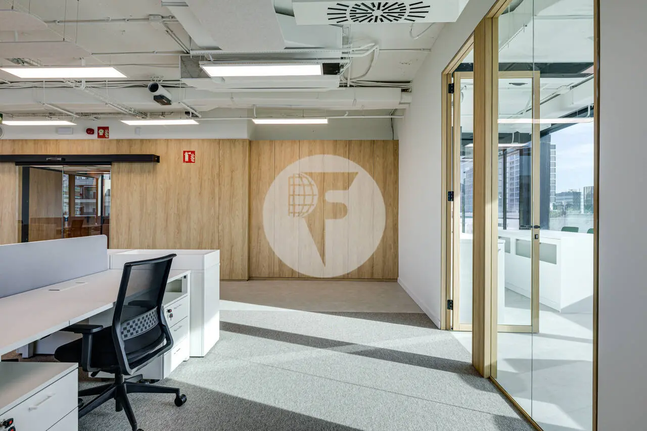 OFICINA PLUG & PLAY EN TORRE LLACUNA – TERRAZA PRIVADA Y VISTAS EN EL 22@ - imagen 15