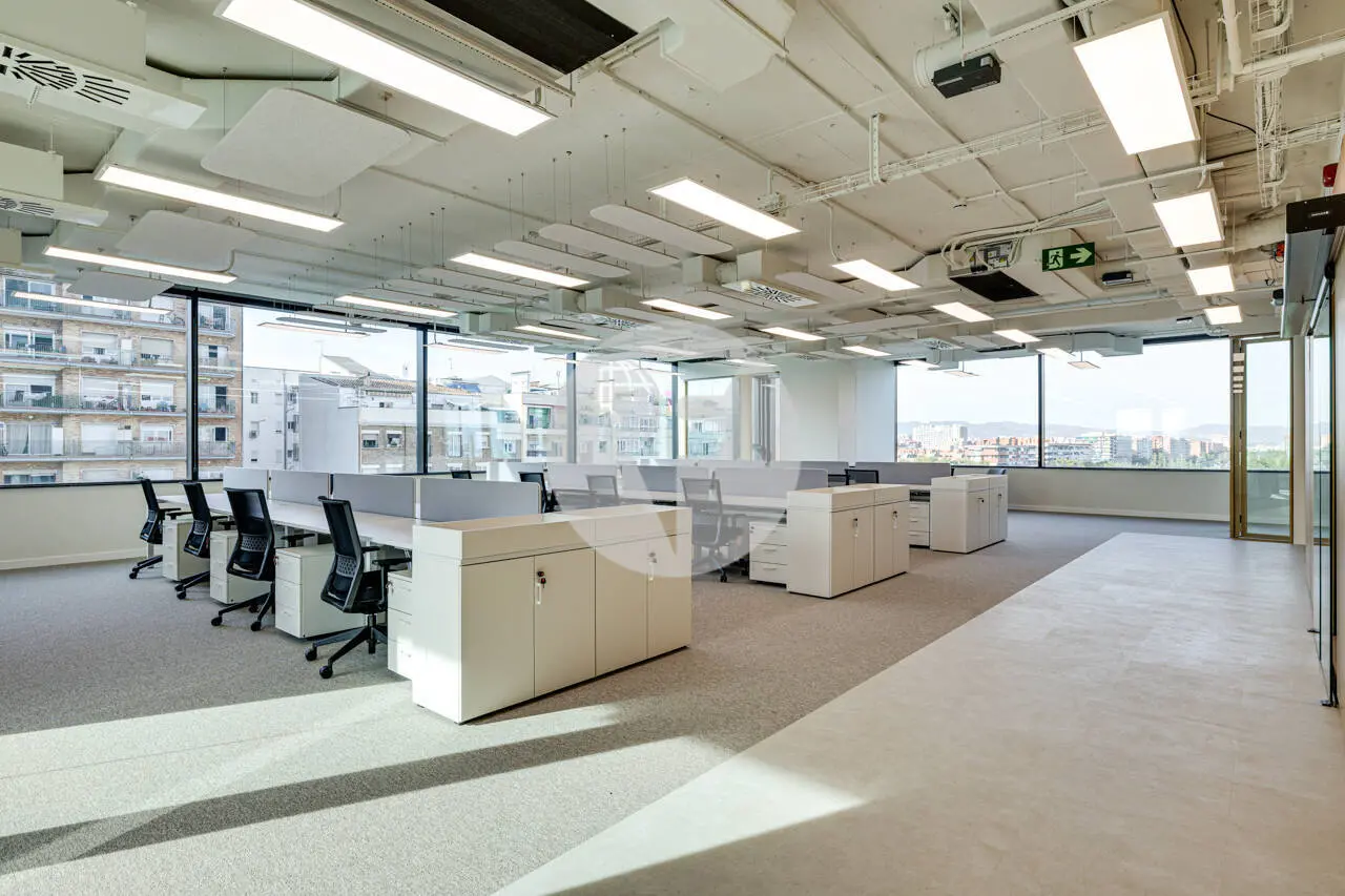 OFICINA PLUG & PLAY EN TORRE LLACUNA – TERRAZA PRIVADA Y VISTAS EN EL 22@ - imagen 17