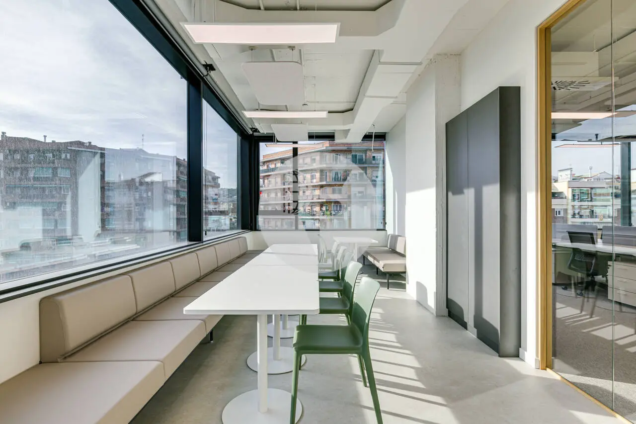 OFICINA PLUG & PLAY EN TORRE LLACUNA – TERRAZA PRIVADA Y VISTAS EN EL 22@ - imagen 7