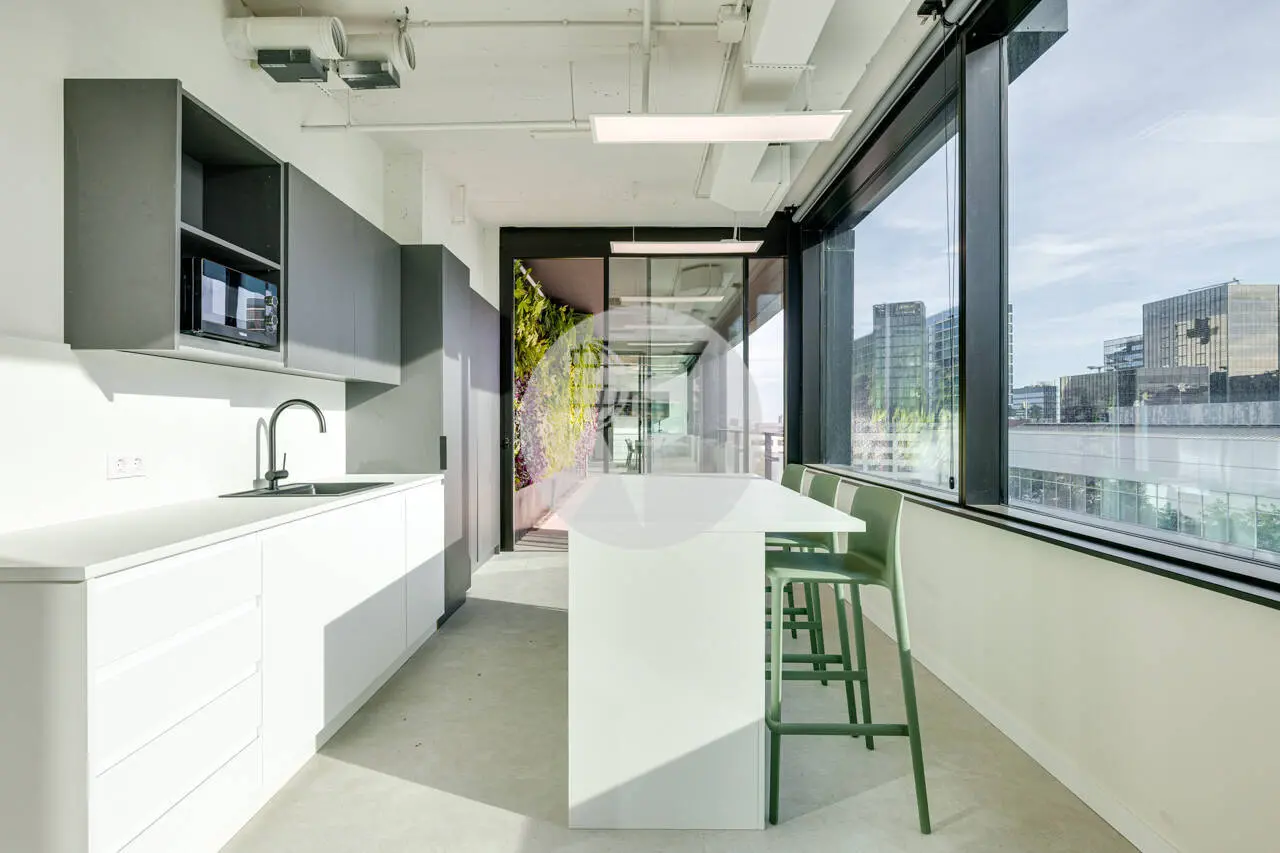 OFICINA PLUG & PLAY EN TORRE LLACUNA – TERRAZA PRIVADA Y VISTAS EN EL 22@ - imagen 4