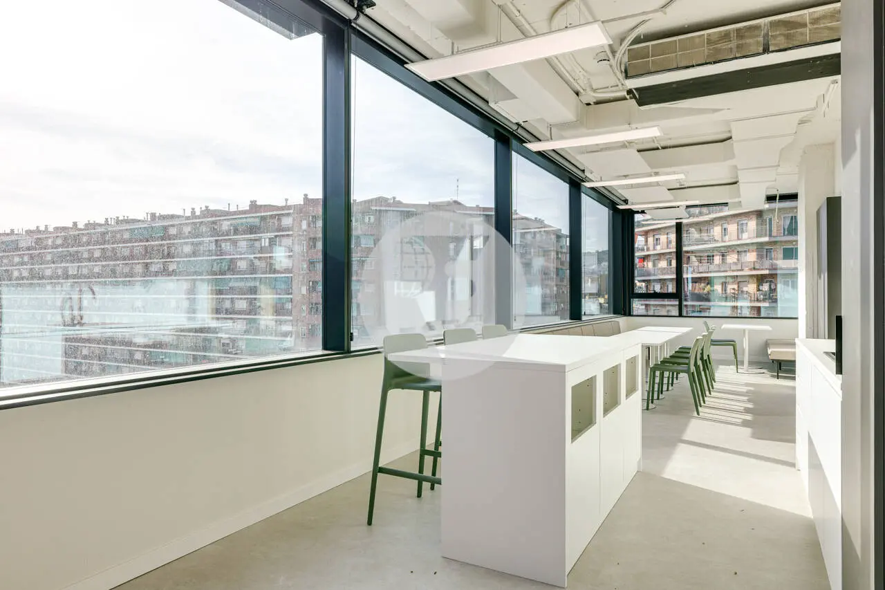 OFICINA PLUG & PLAY EN TORRE LLACUNA – TERRAZA PRIVADA Y VISTAS EN EL 22@ - imagen 12