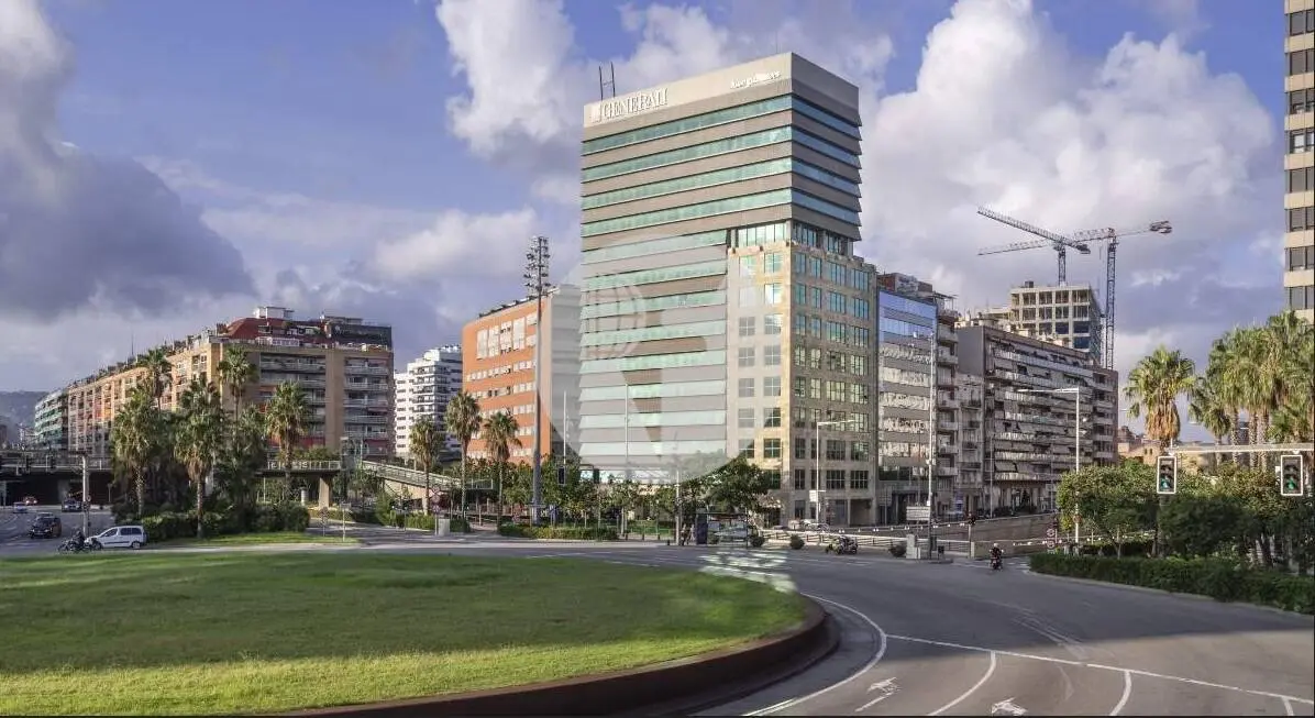 Oficina lluminosa implantada a Torre Cerdà. Gran Via de les Corts Catalanes. Barcelona 17