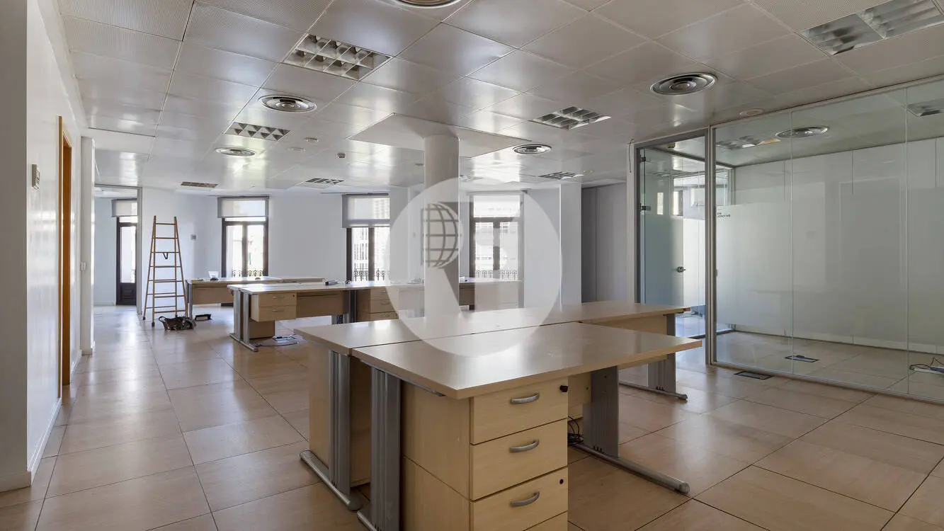 Oficina diàfana i lluminosa de lloguer al centre de Barcelona. C. Diputació. 14