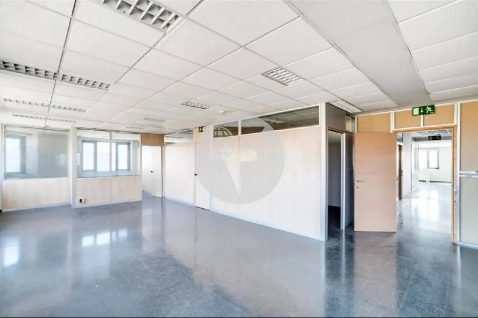 Oficina de gran qualitat, ubicada al terme municipal de Santa Perpètua de Mogoda, Barcelona. 7