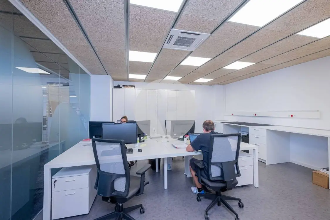 Oficina de nueva construcción proyecto llaves en mano en Cornellà de Llobregat 10