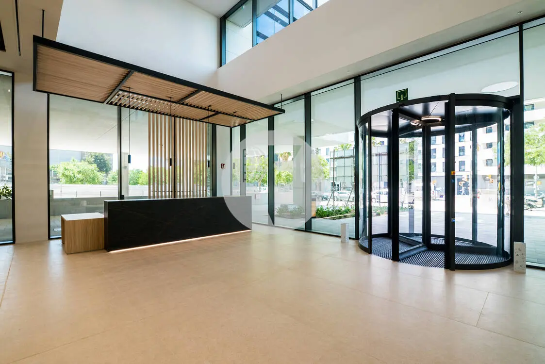 Espectacular oficina amb terrassa privada de lloguer. Barcelona Sants. 56