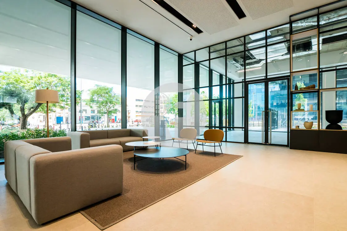 Espectacular oficina amb terrassa privada de lloguer. Barcelona Sants. 54