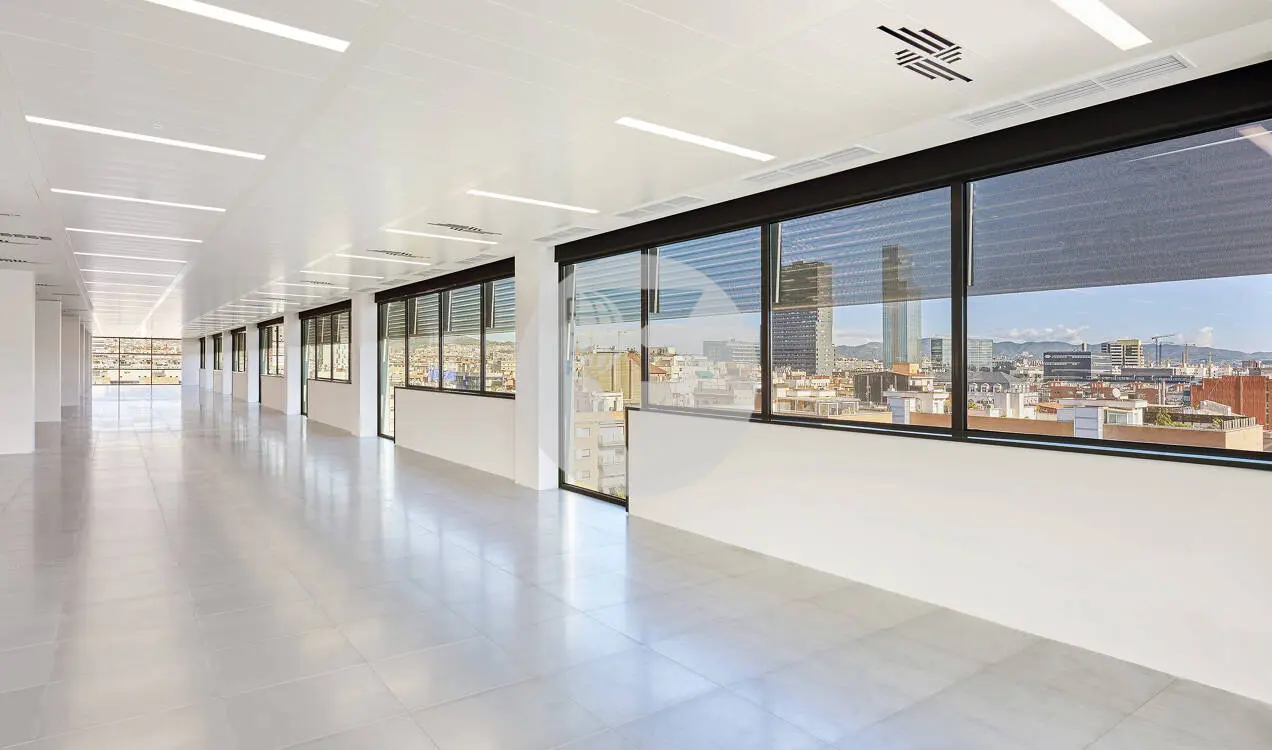 Oficina diàfana i lluminosa en vistes panoràmiques al 22@Barcelona. C.Llacuna 3