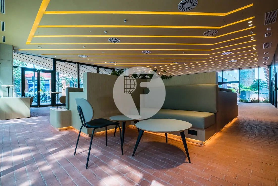 Oficina lluminosa amb terrassa privativa en nou edifici. 22@Barcelona 8