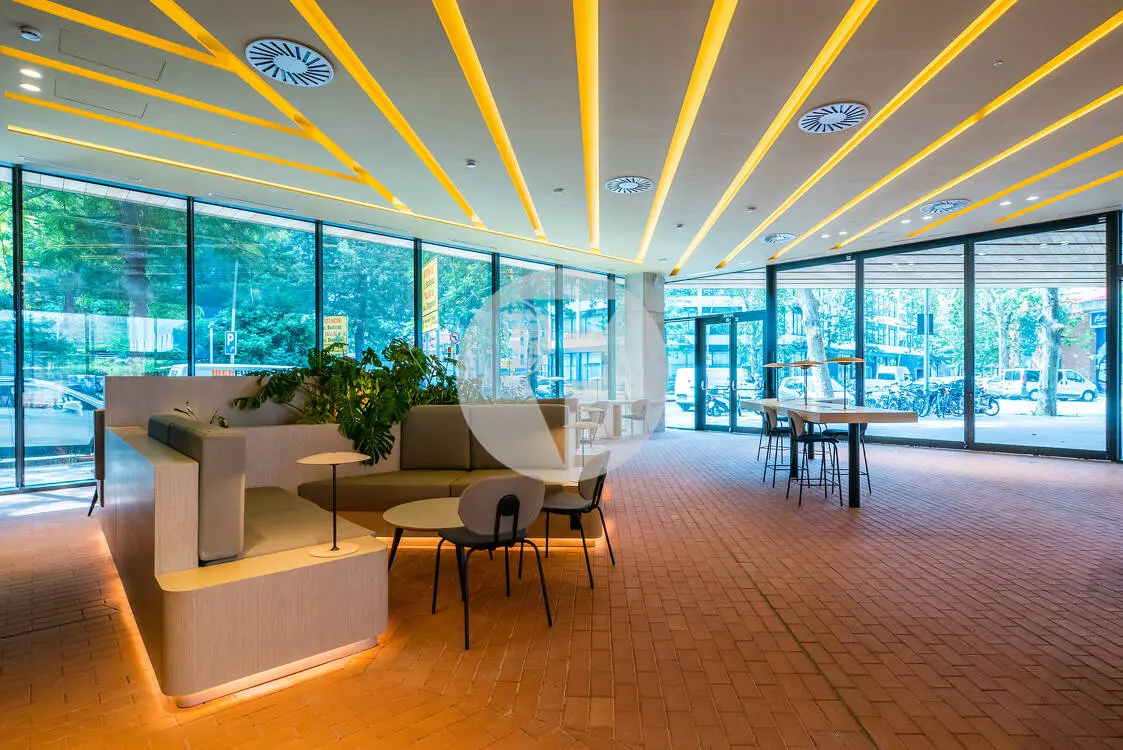 Oficina lluminosa amb terrassa privativa en nou edifici. 22@Barcelona 9