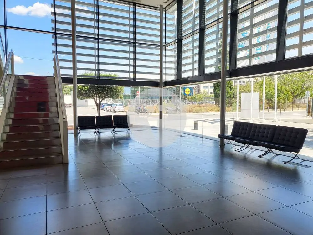 Oficina exterior i lluminosa al centre de Cornellà de Llobregat. 9